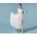 فستان أبيض طويل من الشيفون ذا اكمام من الدانتيل وفتحة عنق سبعة