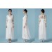 فستان أبيض طويل من الشيفون ذا اكمام من الدانتيل وفتحة عنق سبعة
