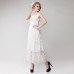 فستان أبيض طويل من الدانتيل بدون أكمام يمنحكي إطلالة النجوم