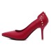 حذاء أحمر بكعب متوسط يزيد من أناقتك