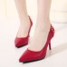 حذاء أحمر بكعب متوسط يزيد من أناقتك