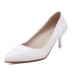 حذاء أبيض بكعب رفيع قصير يمنحكي مظهر رائع