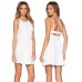 فستان أبيض قصيرعاري الظهر والأكمام يمنحكي اطلالة مثيرة