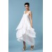 فستان طويل باللون الأبيض من الشيفون الناعم مزين بالدانتيل