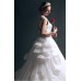 فستان زفاف طويل لون أبيض مطرز بدون أكمام بتصميم كلاسيكي رائع