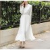 فستان أبيض طويل بأكمام طويلة ورقبة دائرية يمنحكي إطلالة ساحرة