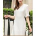 فستان أبيض طويل و واسع  ذات أكمام طويلة ورقبة دائرية بتصميم بسيط وجذاب