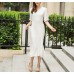 فستان أبيض طويل و واسع  ذات أكمام طويلة ورقبة دائرية بتصميم بسيط وجذاب