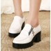 حذاء أبيض اللون مزين بسحاب